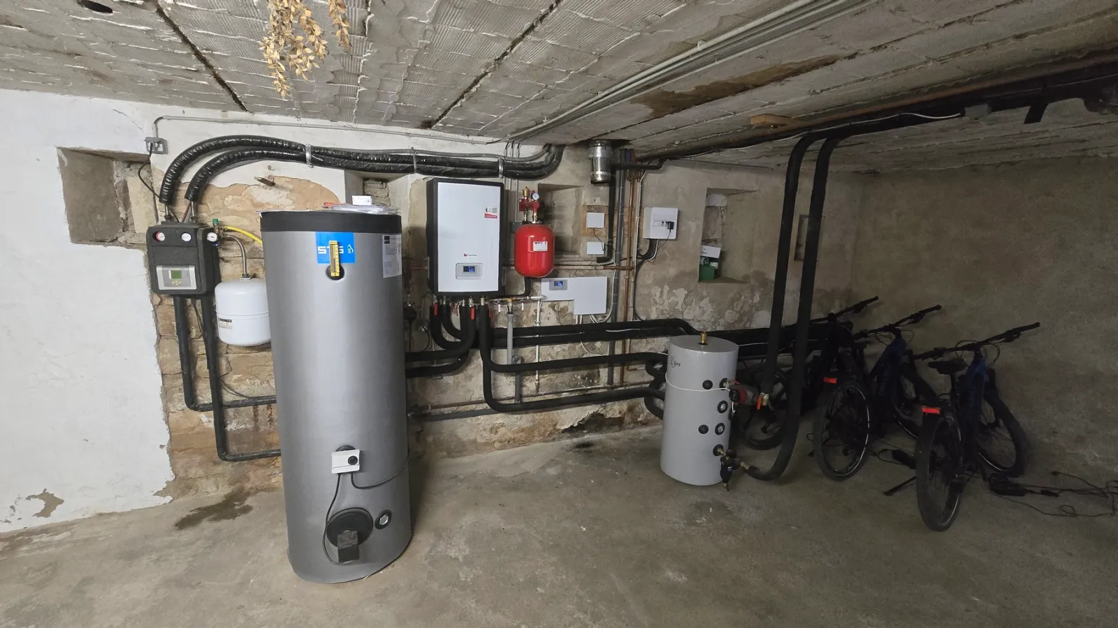 Installation d’une pompe à chaleur air eau Saunier Duval à Apt dans le Luberon sur maison existante avec réseau de radiateurs conservé