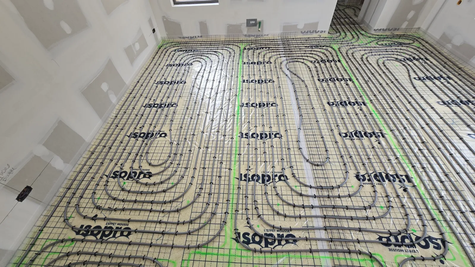 Pose d’un plancher chauffant hydraulique sur mousse dans une maison neuve à Cabrières-d’Avignon