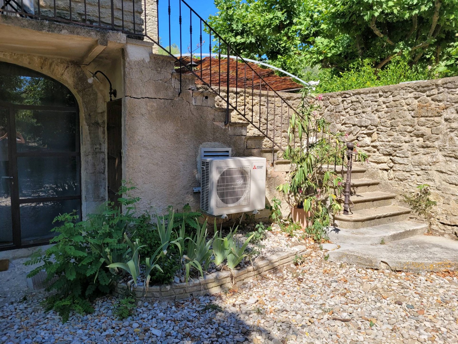 Climatisation et chauffage d'un vieux mas sur la commune d'Oppède dans le Vaucluse