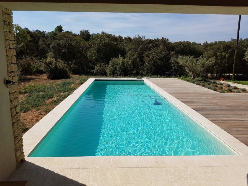 piscine à bonnieux avec système de poutre à débordement installé par Provence Chauffage