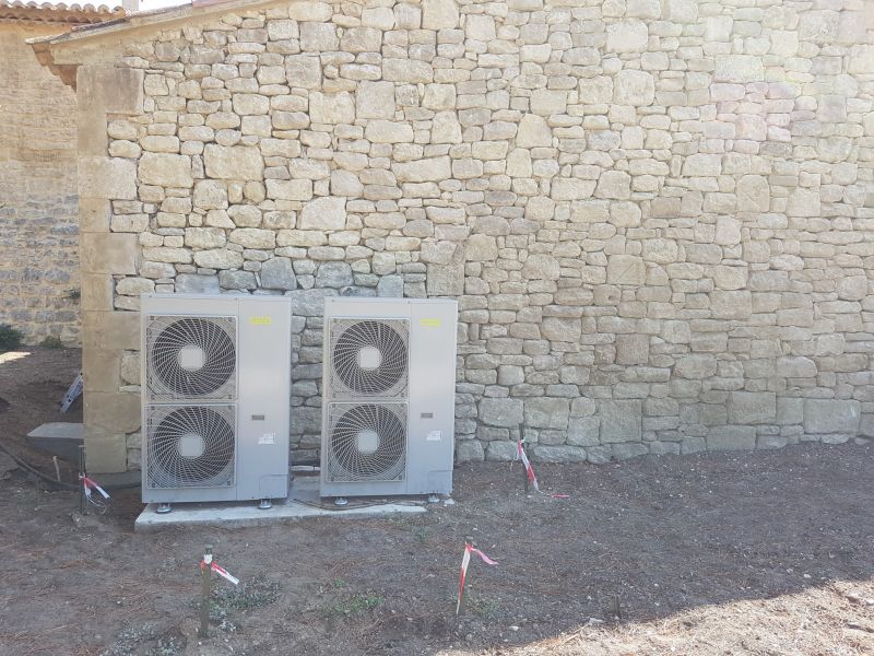 Installation de deux pompes à chaleur dans un vieux mas à Gordes.