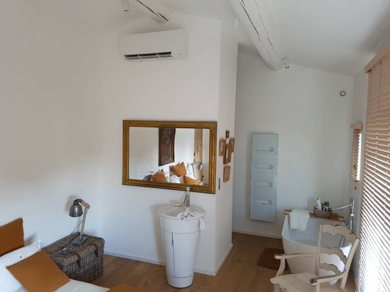 installation d'une clim réversible dans un studio à Gordes Luberon