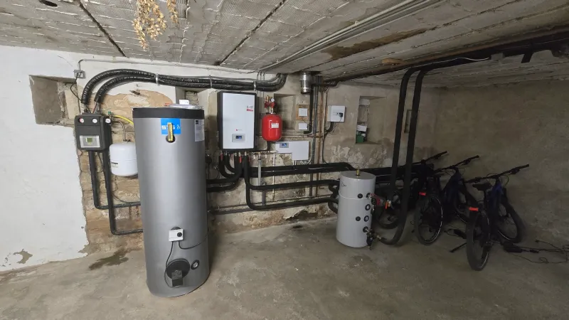 Installation d’une pompe à chaleur air eau Saunier Duval à Apt dans le Luberon sur maison existante avec réseau de radiateurs conservé