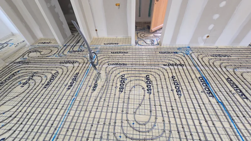Réseau de plancher chauffant basse température en cours de pose à Cabrières-d’Avignon
