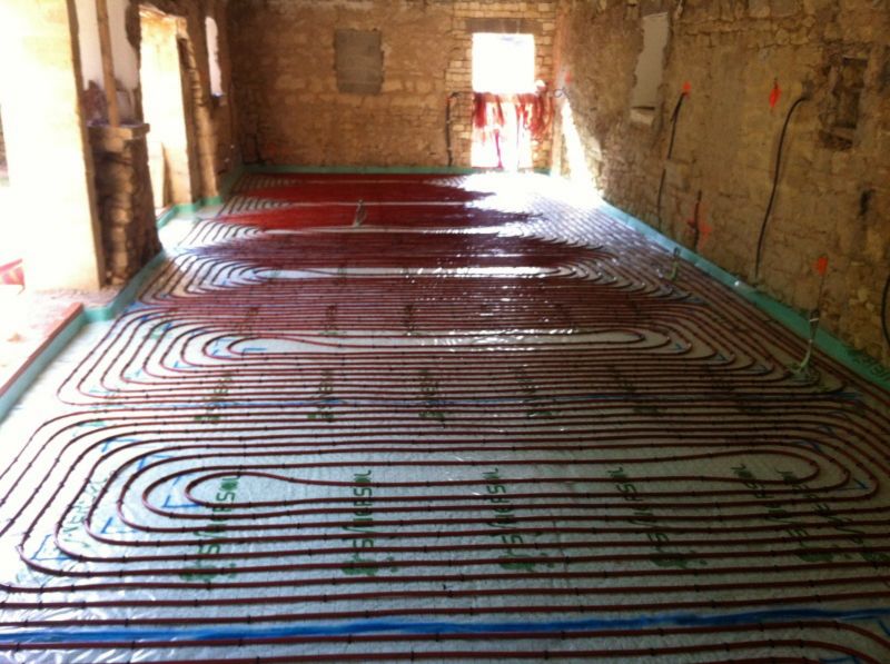 Plancher chauffant rafraichissant du salon d'un mas à Gordes réalisé par Provence chauffage
