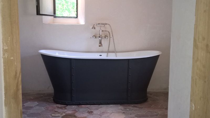 Réalisation d'une salle de bains avec baignoire ilot en fonte émaillé à Roussillon dans le Luberon