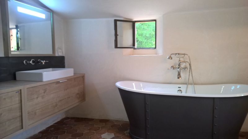 Réalisation d'une salle de bains avec baignoire ilot en fonte émaillé à Roussillon dans le Luberon