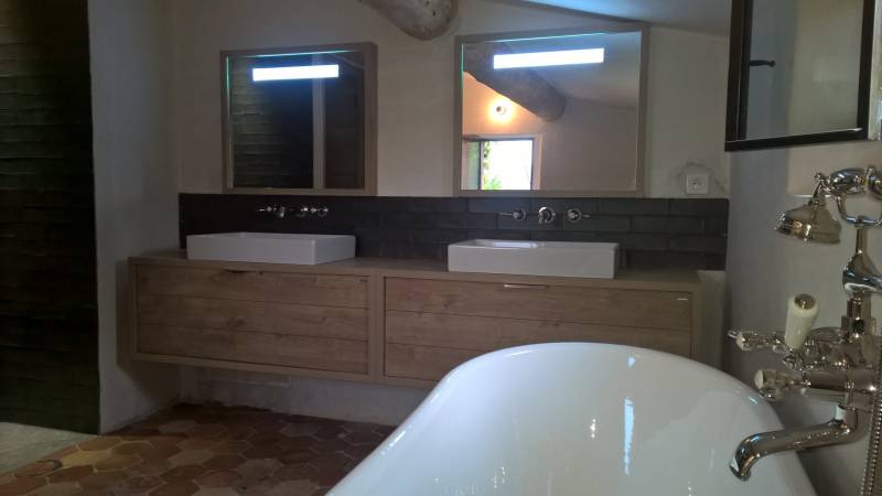 double vasque sur meuble Valenzuela et robinetterie Waterworks encastré en nickel brillant