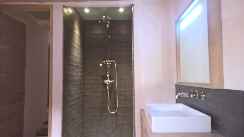 Réalisation d'une salle de bains avec baignoire ilot en fonte émaillé à Roussillon dans le Luberon