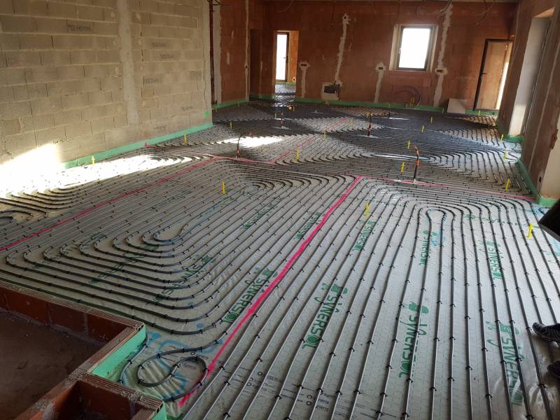 Installation de pompe à chaleur à Gordes Luberon, sur un plancher chauffant réversible avec production d'eau chaude
