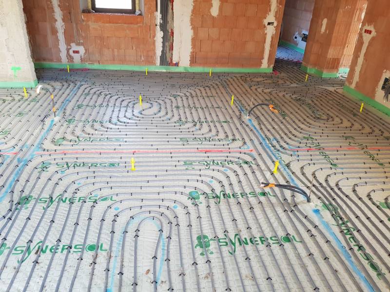 Installation de pompe à chaleur à Gordes Luberon, sur un plancher chauffant réversible avec production d'eau chaude