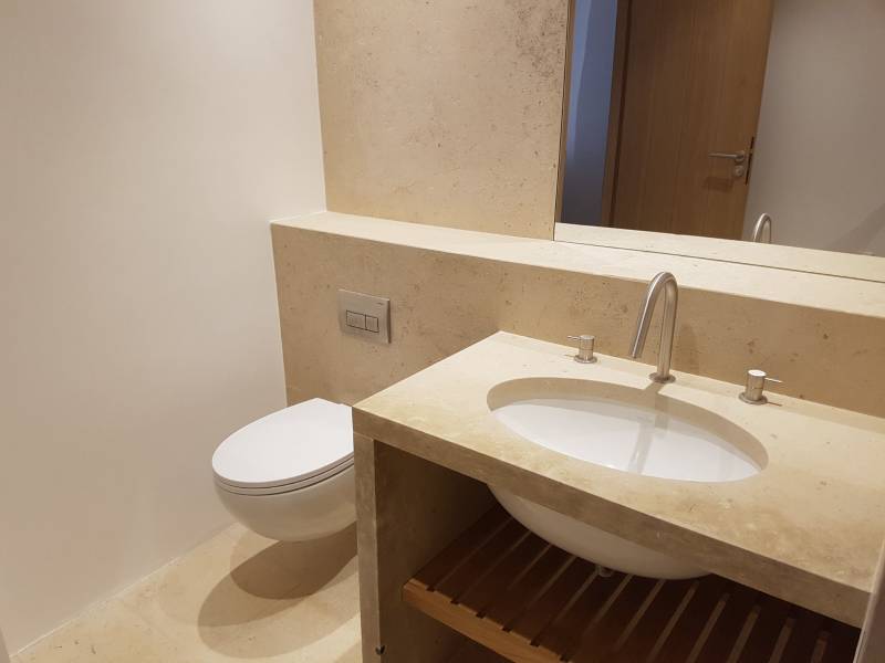 wc suspendus et vasque encastré avec robinetterie inox